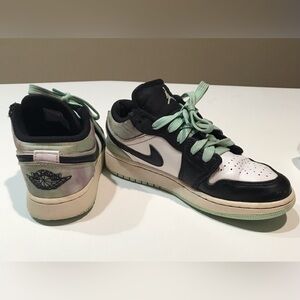 🌺Nike Air Jordan Kid’s Black/White/Green Shoes, Size 4Y